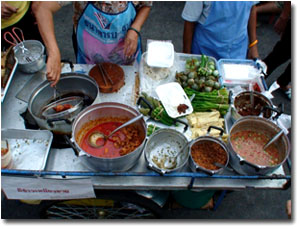 Cocinando en un puesto de la calle Khaosan Road