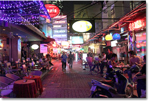 En Patpong, epicentro de la prostitución gay del sureste asiatico