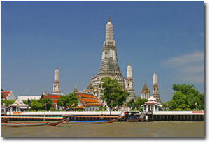 Templo Wat Arun desde un ferry en el río Chao Phraya en Bangkok