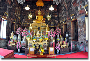 Interior de la Sala de ordenación en el templo Wat Arun en Bangkok