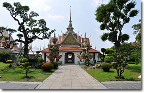 Figuras de guardianes, en el templo Wat Arun