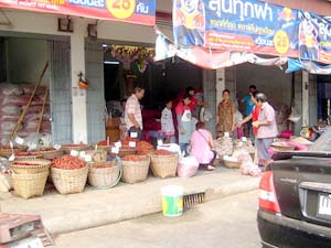 Vendiendo chiles en una calle de Phitsanulok