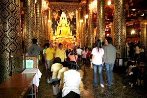 Gente en un templo de Phitsanulok