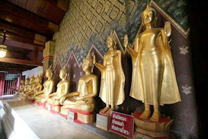 Estatuas en un templo de Phitsanulok