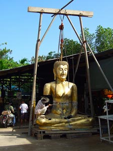 En una fabrica de imagenes de Buda en Phitsanulok
