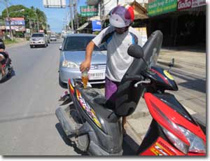 Poniendo gasolina en una moto en Ko Samui