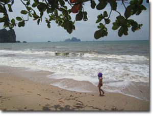 niño jugando en la playa de Ao Nang