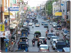 Calle con tráfico en Nakhon Si Thammarat