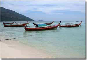 embarcaciones en una playa en la isla de Ko Lipe