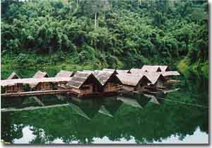 Casas flotantes en el Parque Nacional de Khao Sok