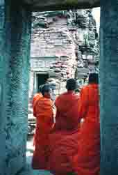 monjes en un templo