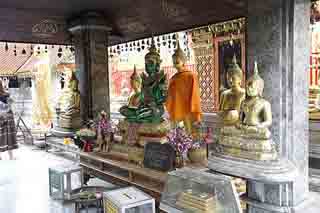 dentro de un templo budista